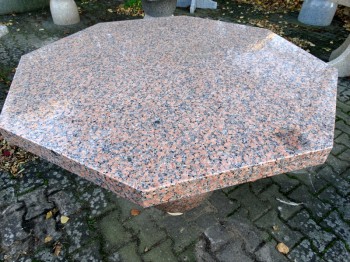 Tisch achteckig Granit Maple red 120 cm Durchmesser