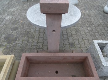 Wasserentnahmestelle mit Trog Sandstein rot
