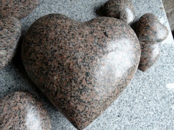 Herz Granit rot 30