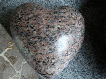 Herz Granit rot 20