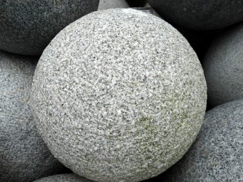 Kugel Granit 40 cm grau gestockt L