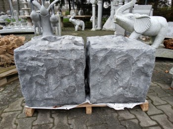 Granit Quader grob behauen