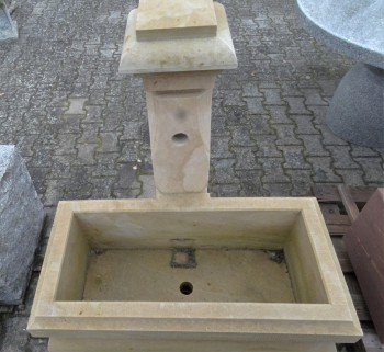 Wasserentnahmestelle mit Trog Sandstein gelb, Walm