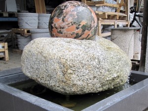 Brunnen mit drehender Marmorkugel