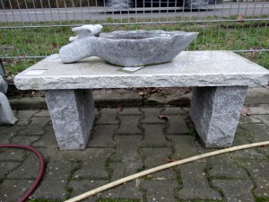 Gartenbank Granit grau Kante bossiert 100