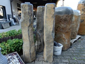 Basalt Stele teilsweise poliert mit Loch