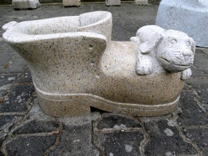 Pflanztrog Granit gelb Hund auf Schuh