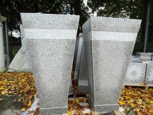 Pflanzwürfel Granit grau Streifen auf Sockel