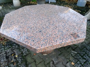 Tisch achteckig Granit Maple red 140 cm Durchmesser