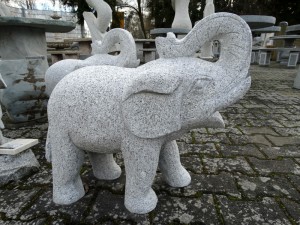 Elefant Granit grau gerade Beine