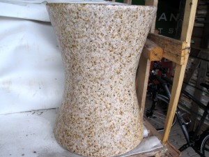 Hocker oder Beistelltisch Eieruhrform Granit gelb