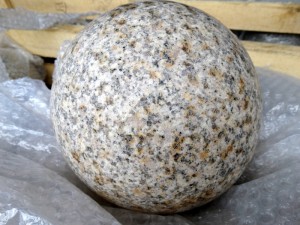 Kugel gelber Granit poliert Ø 30 cm