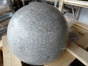 Kugel grauer Granit poliert Ø 30 cm