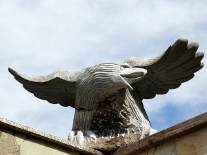 Adler Blaustein Limestone Kopf nach links