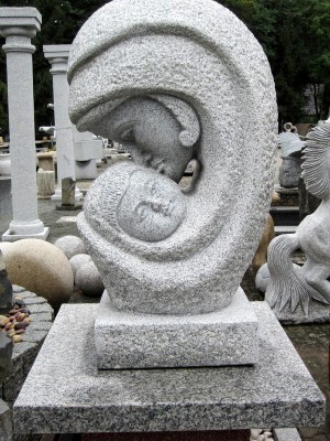 Skulptur Mutter küsst Kind