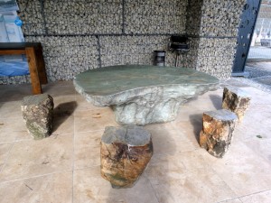 Tischgruppe Naturstein, Sitzgruppe, Sitzgarnitur, Tischset, Tisch und fünf Hocker