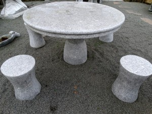 Tisch rund inklusive vier Hockern Granit grau