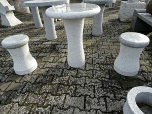 Tischgruppe Granit grau, Sitzgruppe, Sitzgarnitur, Tischset, Tisch mit zwei Hockern