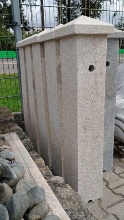 Wasserentnahme-Säule mit Walmdach Granit gelb