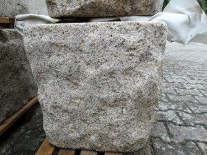 Pflanztrog Granit gelb bossiert 60